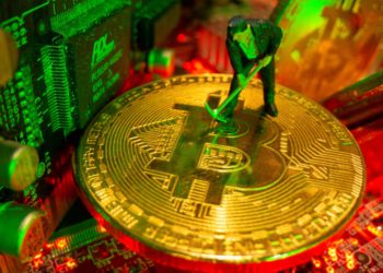 比特幣崩跌衝擊》半數主流礦機瀕臨關機價，BTC現貨ETF投資者血虧13億美元