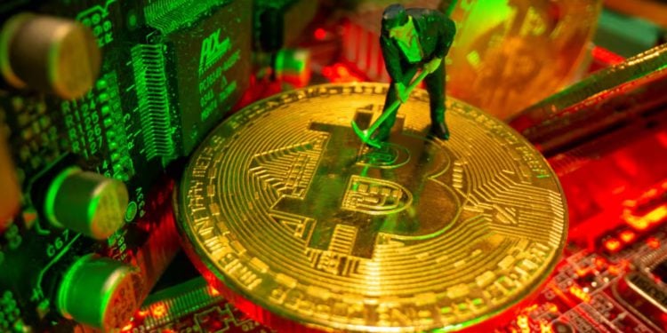 比特幣崩跌衝擊》半數主流礦機瀕臨關機價，BTC現貨ETF投資者血虧13億美元