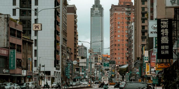 比特幣.房市黃金交叉：幣圈KOL買台北、台積電工程師賠售、建案開工量創5年新低