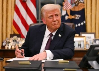 川普簽署「對等關稅計畫」最快4月上路，再嗆台積電：搶走Intel晶片生意（英特爾股價五天大漲25%…）