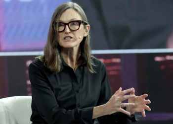 Cathie Wood：美股短期悲觀「但料 Fed 和川普很快會救市」，正抄底加密貨幣、特斯拉