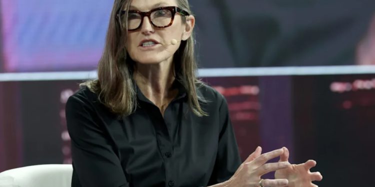 Cathie Wood：美股短期悲觀「但料 Fed 和川普很快會救市」，正抄底加密貨幣、特斯拉