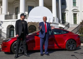川普力挺馬斯克：攻擊特斯拉是恐怖主義，現場買台 Model S 白宮成 Tesla 展售會