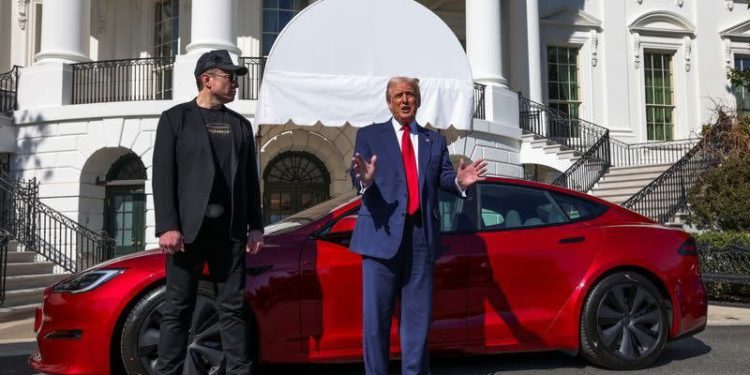 川普力挺馬斯克：攻擊特斯拉是恐怖主義，現場買台 Model S 白宮成 Tesla 展售會