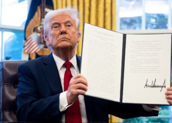 川普對非美製造汽車加徵25％關稅！美股重挫，但比特幣意外堅挺