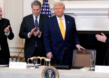 比特幣跌破8萬原因？白宮加密峰會褒貶不一、川普關稅戰加深經濟衰退隱憂美股暴跌