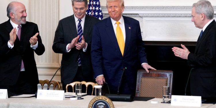 比特幣跌破8萬原因？白宮加密峰會褒貶不一、川普關稅戰加深經濟衰退隱憂美股暴跌