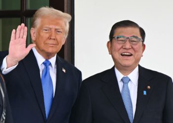 川普警告中日：不准讓日元、人民幣貶值，否則「關稅伺候」；日圓應聲升破149