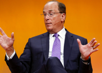 貝萊德CEO：若美債赤字無法解決「比特幣將取代美元」，代幣化就是民主化