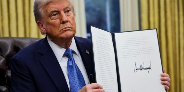 trump | 動區動趨-最具影響力的區塊鏈新聞媒體 川普下令「停售美國沒收的20萬枚BTC」化解170億美元潛在拋壓,比特幣站回8.8萬
