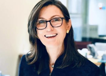 方舟Cathie Wood：市場即將觸底，下半年聯準會放水進入「通縮式繁榮」