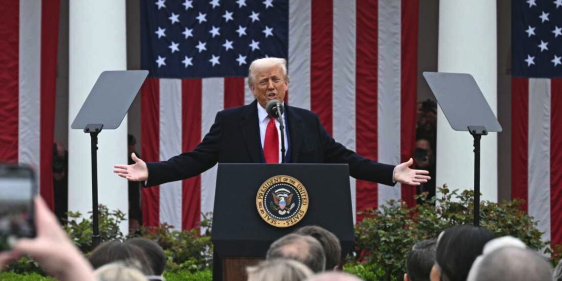 嚇崩！川普對等關稅「超預期激進」台灣加徵32%，比特幣插針8.2萬美元、美股盤後血洗