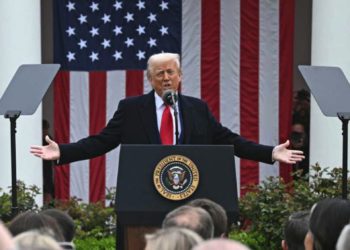 嚇崩！川普對等關稅「超預期激進」台灣加徵32%，比特幣插針8.2萬美元、美股盤後血洗