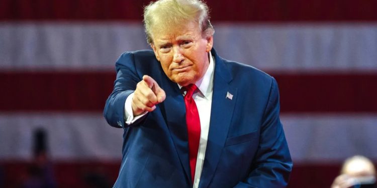 彭博開罵川普透過「加密監管作弊」獲利10億美元：在新法規前搶先佔地