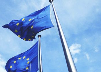 歐盟剛批准對美國產品加25%報復關稅，川普就轉向…誰改變了他心意？