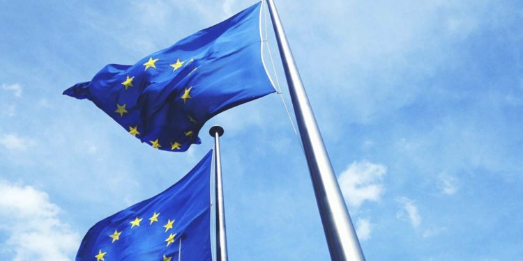 歐盟剛批准對美國產品加25%報復關稅，川普就轉向…誰改變了他心意？