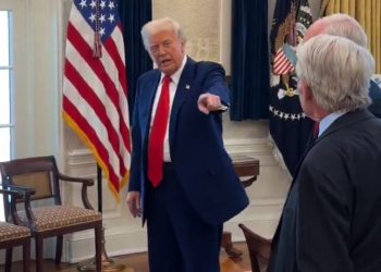 川普操縱市場「不演了」，白宮讚美下屬影片曝光：你賺25億他賺5億，今天真美好