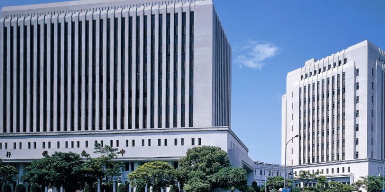 新台幣波動率「遠超比特幣」！網友出征央行臉書：出口業會倒光、楊金龍還在睡