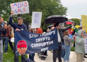 川普迷因晚宴門口出現抗議人潮：美國恥辱！賣國賊停止貪腐