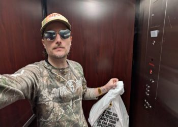 年薪百萬資深工程師也被 AI 打敗：投 800 履歷石沈大海，為生計送外賣、住拖車…