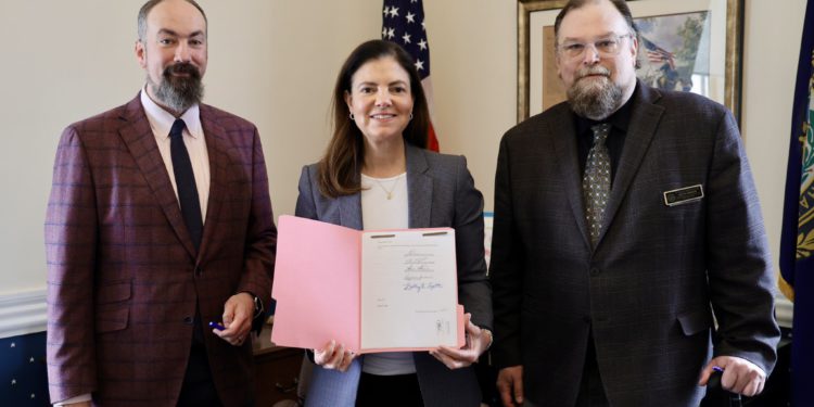 全美首例！新罕布夏州長簽署「通過比特幣儲備法案」，允許 5% 公資金投資 BTC