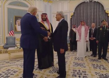 黃仁勳驚喜同框川普！輝達接「沙國AI晶片大訂單」股價跳漲，但美國政界憂中國恐間接受益