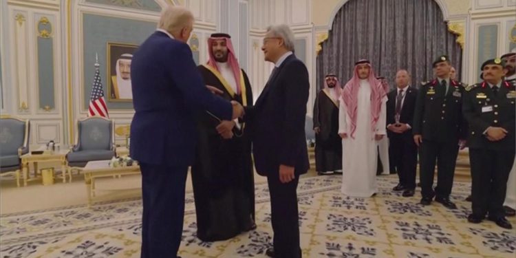 黃仁勳驚喜同框川普！輝達接「沙國AI晶片大訂單」股價跳漲，但美國政界憂中國恐間接受益