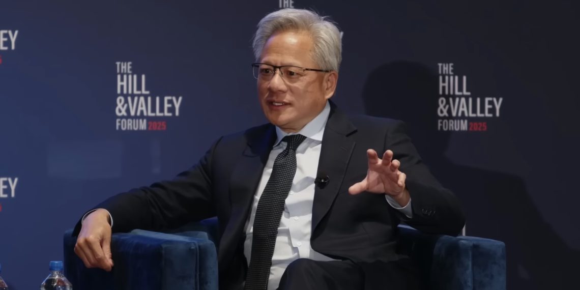 算力為王！黃仁勳談AI如何重構全球價值鏈、機器人何時普及、AI能加速製造業回流美國？