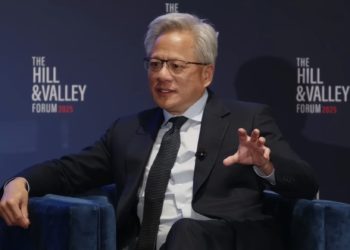 算力為王！黃仁勳談AI如何重構全球價值鏈、機器人何時普及、AI能加速製造業回流美國？