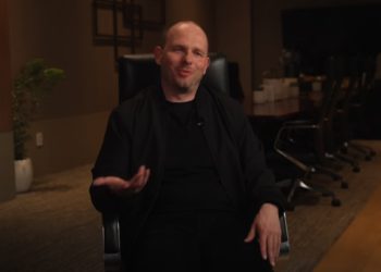 AI 時代還需要學寫程式？GitHub CEO 告訴你開發者的未來價值在哪