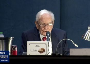 巴菲特股東會精華一次看：3000億美元部署、可惜日股買太少、AI與保險、給投資人的五大箴言..