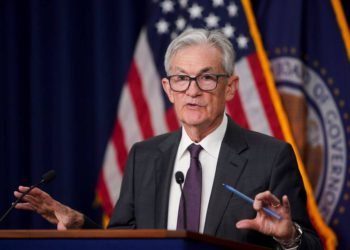 聯準會利率連三凍！鮑爾罕見警告：關稅戰令通膨、失業率雙上揚，比特幣突破9.8萬創兩個半月新高