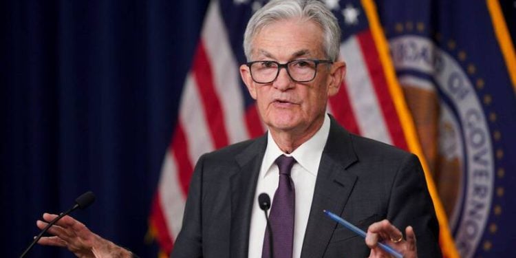 聯準會利率連三凍！鮑爾罕見警告：關稅戰令通膨、失業率雙上揚，比特幣突破9.8萬創兩個半月新高