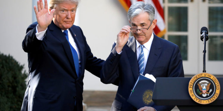 US President Donald Trump gestures with Jerome Powell his nominee to become chairman of the US Federal Reserve at the White House in Washington | 動區動趨-最具影響力的區塊鏈新聞媒體 下屆 Fed 主席是川普愛將「財長貝森特」?白宮急澄清、鮑爾將於明年五月下台