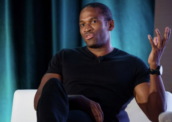 邊喊盤邊砸，是 Arthur Hayes 慣用的雙面操作嗎？