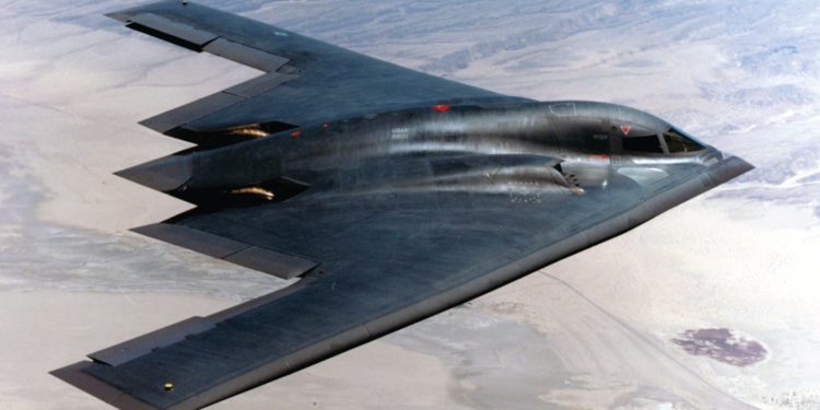 駕駛B-2轟炸機是什麼感覺？飛官親述：靠牛肉乾、興奮劑完成44小時極限長征，最難熬是加油