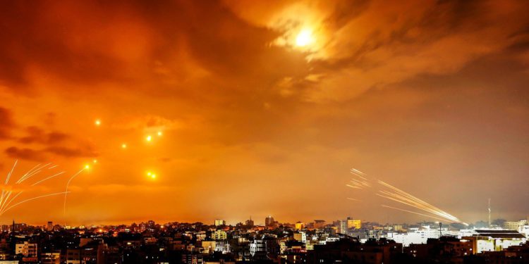 中東危機升溫！美急撤外交人員與軍眷，原油一夜漲超4%、美股全線下挫