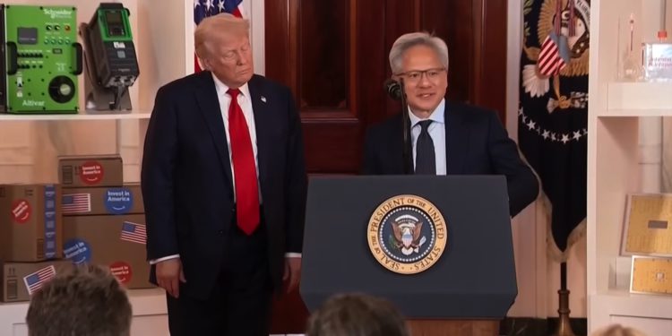 川普爆曾考慮「拆分輝達」後發現 Nvidia 實在太強，黃仁勳奉上彩虹屁回應