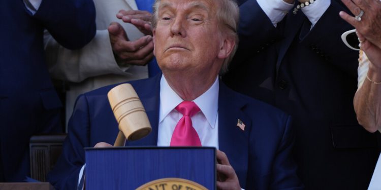 川普稱12國關稅通知信下周一寄出，卓榮泰：優先守護台灣敏感產品，談判進行中