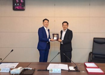 幣安執行長會晤臺灣刑警局，獲贈紀念徽以感謝其在犯罪防治上之協作  