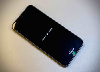 Solana Seeker手機快速實測上手：散熱優秀？總體堪用的功能機