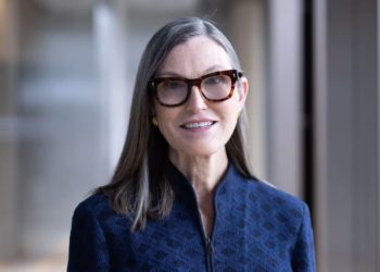 2 個月爽賺 2 億美元！女股神 ARK Invest 的加密貨幣煉金術