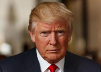 「川普已死謠言」本尊現身破解，荒謬陰謀論為何能席捲搜尋榜與社群？