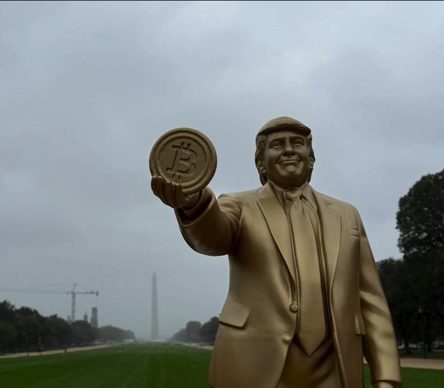 川普捧比特幣雕像現身美國會大廈廣場，高達3.6公尺、由迷因社群Pump.fun製作| 動區動趨-最具影響力的區塊鏈新聞媒體