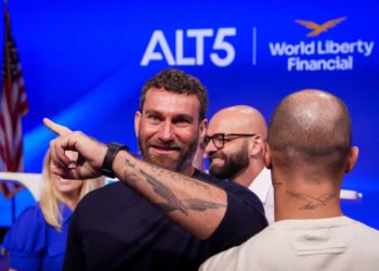 WLFI 穩定幣 USD1 野心加速：很快推出加密簽帳卡！永遠不會發鏈