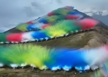 始祖鳥一把火炸了自己：當資本狂歡闖進喜馬拉雅聖山，點燃蔡國強的藝術光環與公民怒火