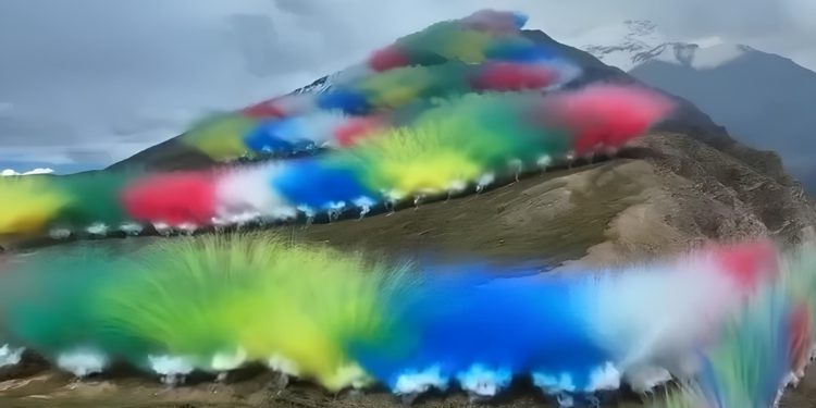 始祖鳥一把火炸了自己：當資本狂歡闖進喜馬拉雅聖山，點燃蔡國強的藝術光環與公民怒火