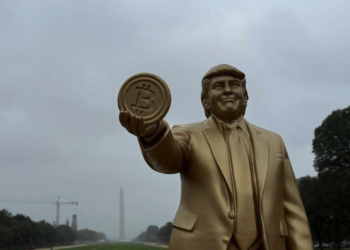 川普捧比特幣雕像現身美國會大廈廣場，高達3.6公尺、由迷因社群Pump.fun製作