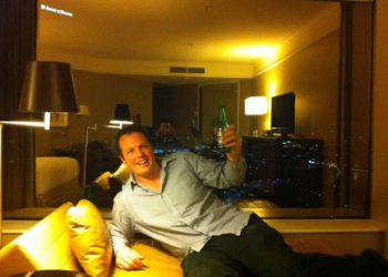 澳洲男發現ATM「無限領錢Bug」搭私人飛機包下飯店，代價僅是坐一年牢