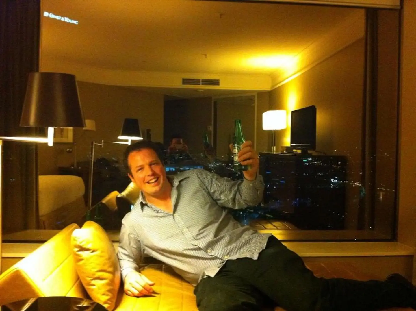 澳洲男發現ATM「無限領錢Bug」搭私人飛機包下飯店，代價僅是坐一年牢